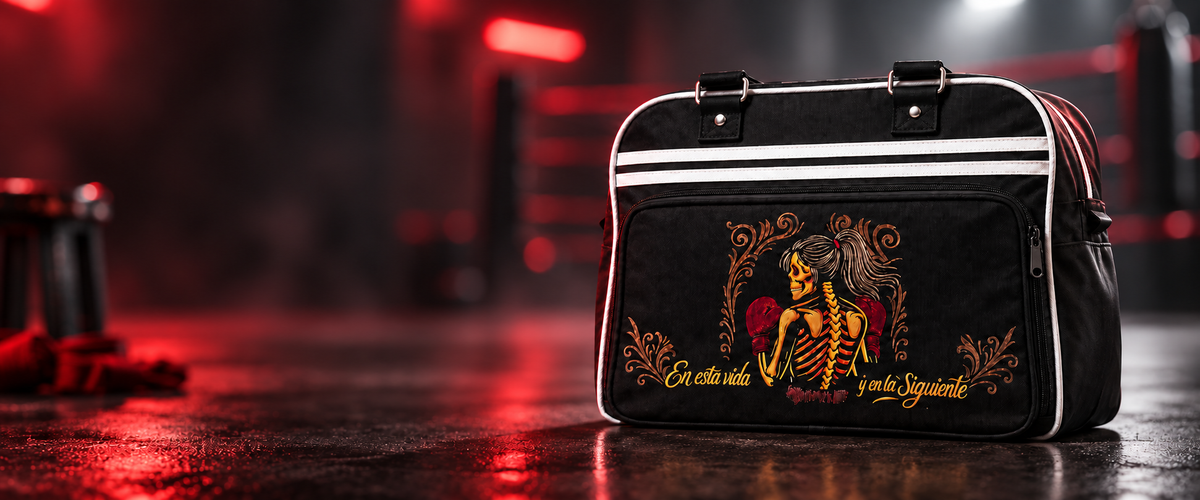 Bolsa de boxeo Redglove En esta vida y en la siguiente destacada sobre un gimnasio desenfocado