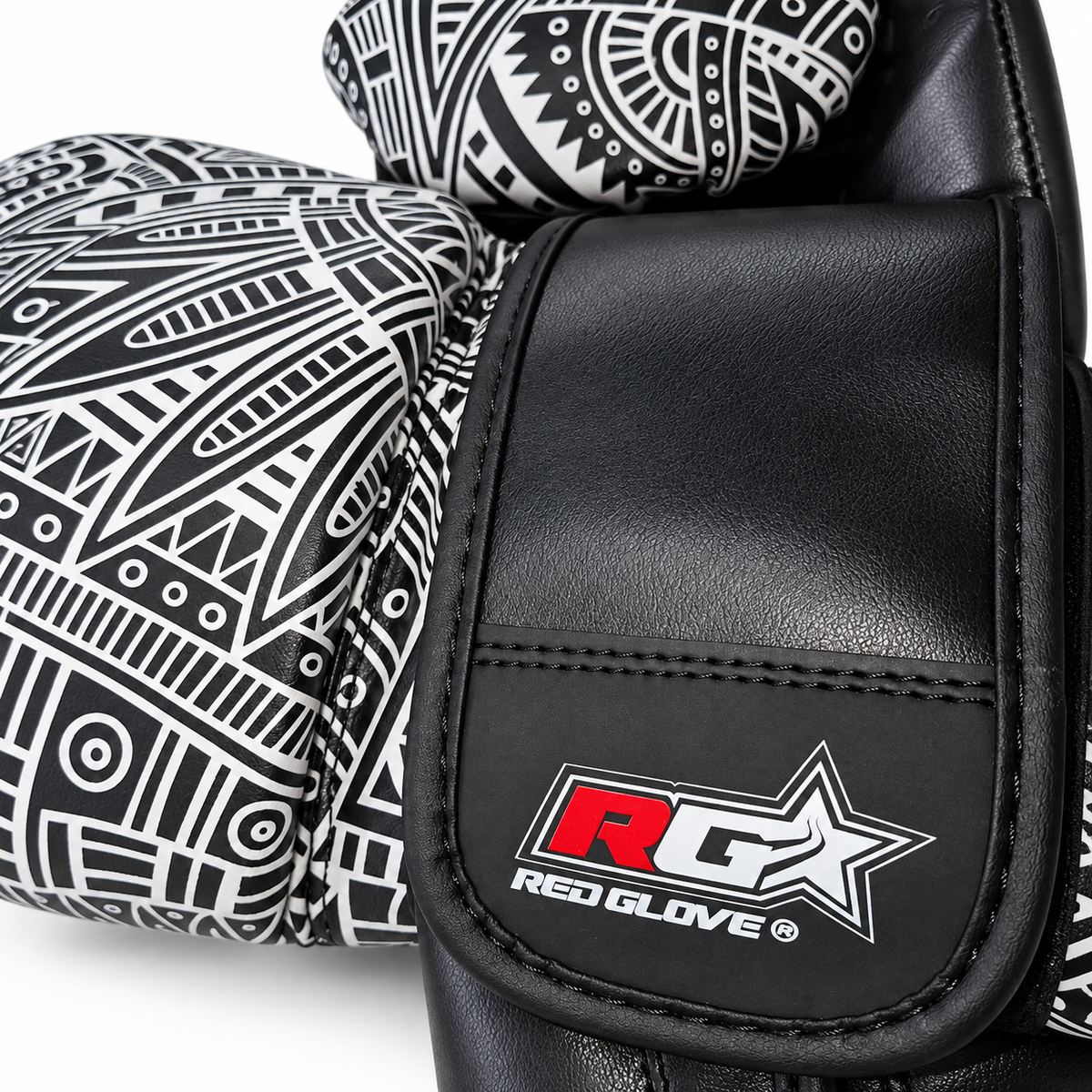 Detalle del cierre de los guantes de boxeo Maori