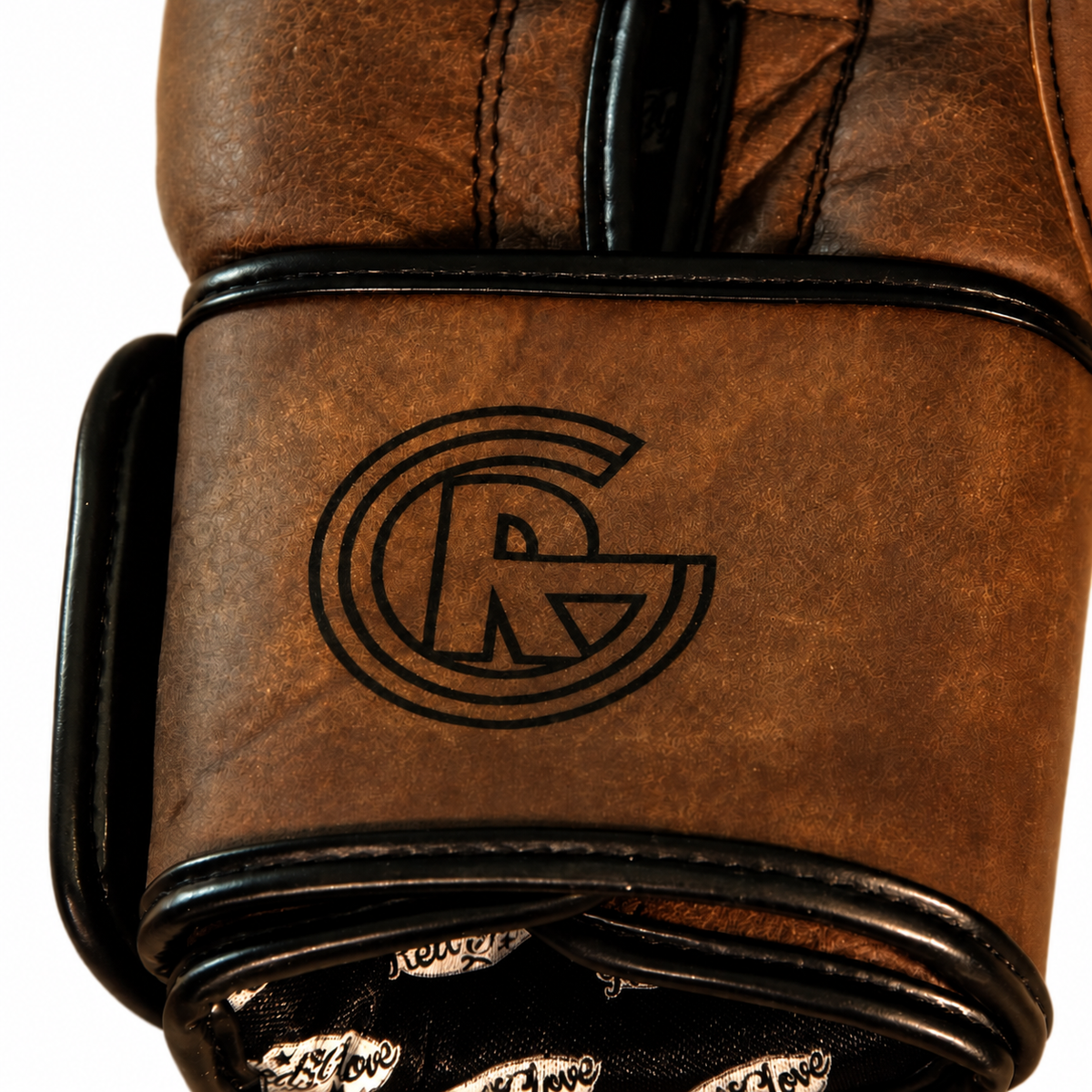 Detalle del cuero y emblema RG del guante Jack Broughton