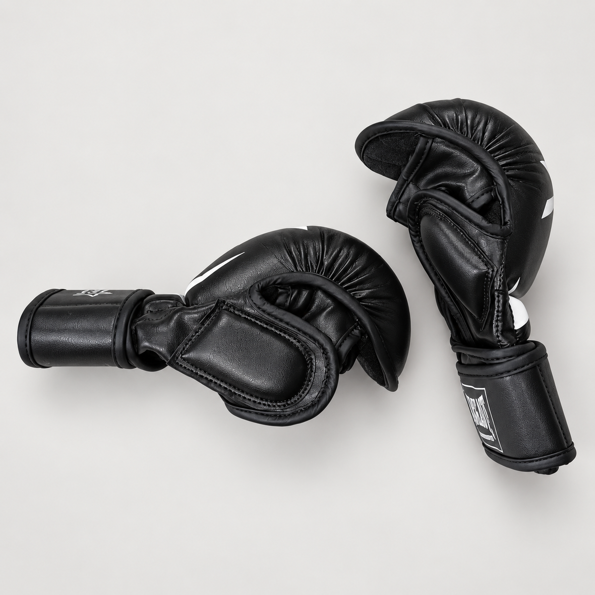 Guantillas MMA Revolution Pro Black - palma abierta y protección del pulgar
