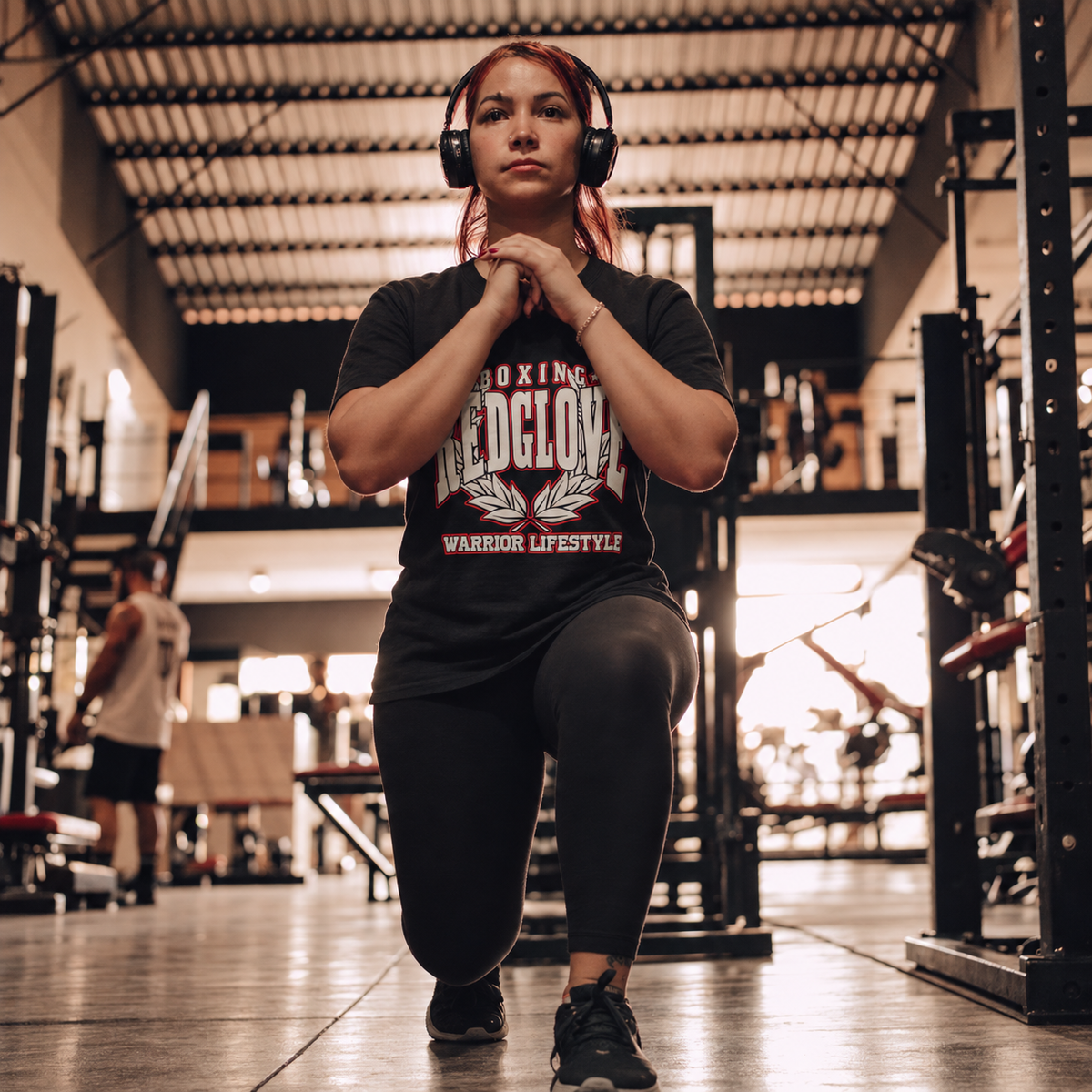 Mockup cuadrado de deportista con camiseta RG Warrior Lifestyle y leggings negros haciendo una zancada en el gimnasio