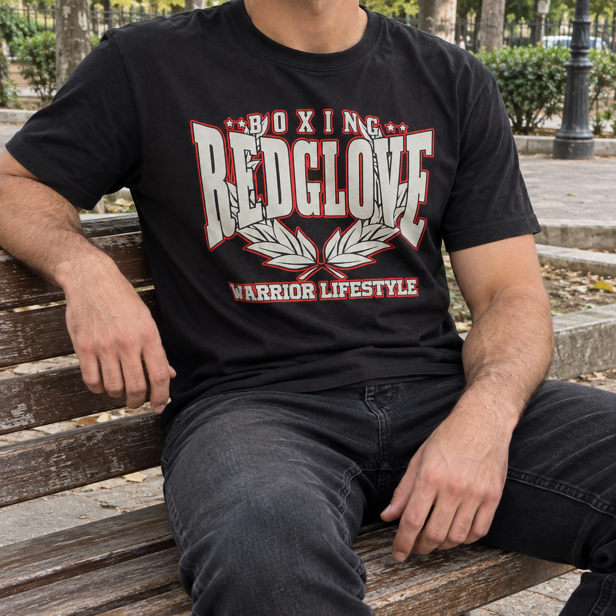 Mockup natural de camiseta RG Warrior Lifestyle puesta, con modelo sentado en un banco y encuadre sin rostro