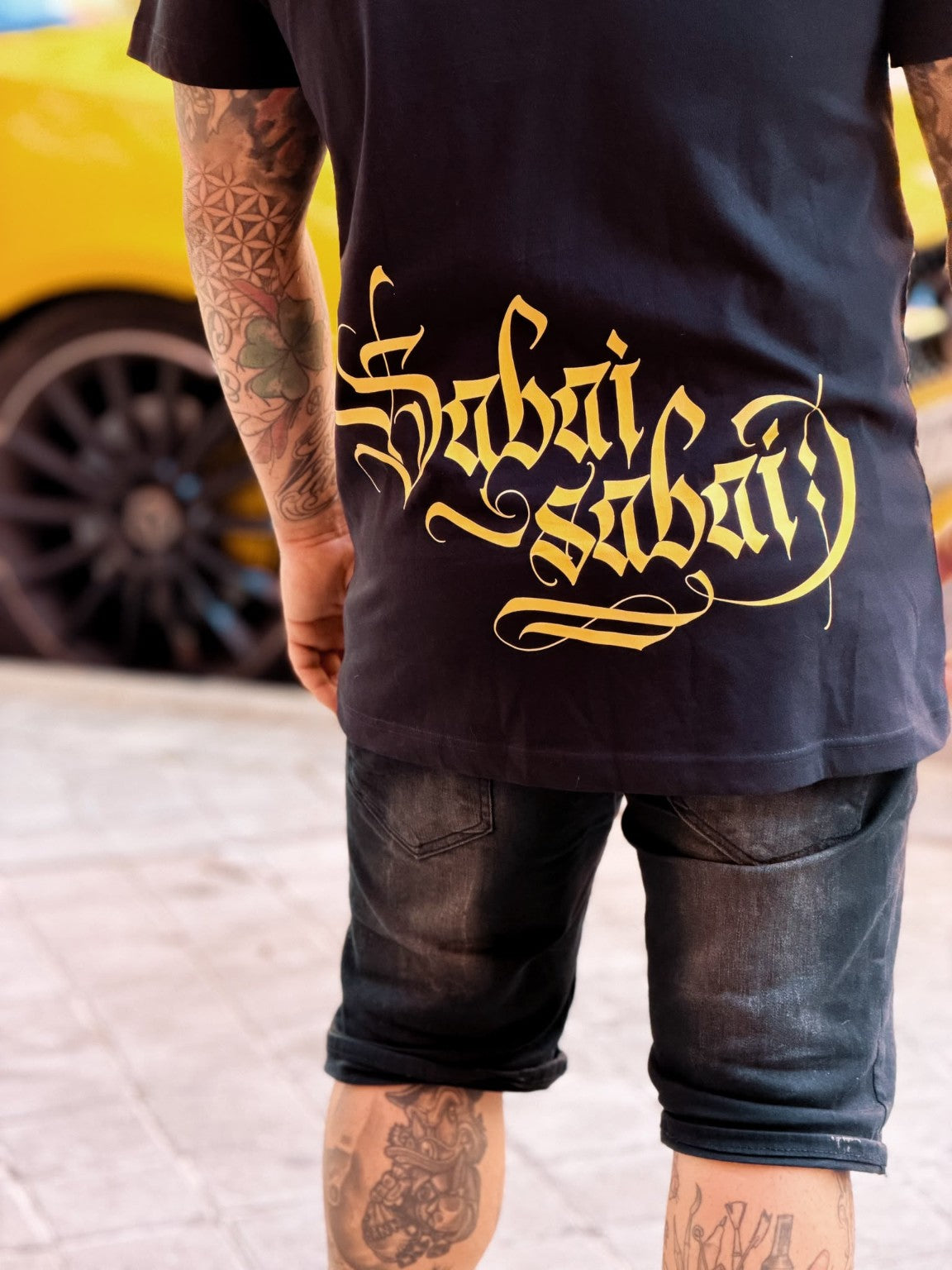Detalle de la espalda de la camiseta Sabai Sabai Redglove x Ali Kubo