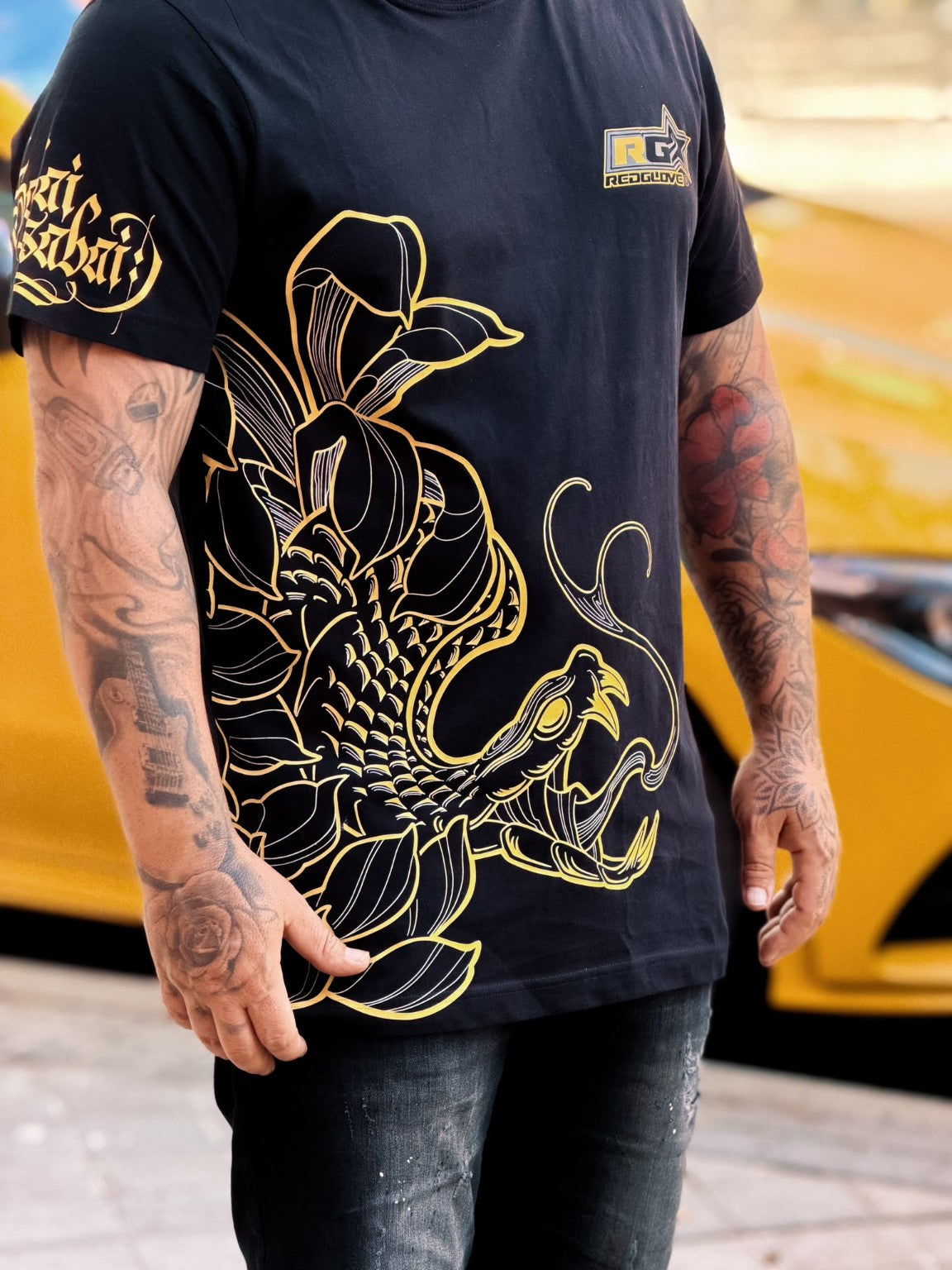 Detalle frontal de la camiseta Sabai Sabai Redglove x Ali Kubo