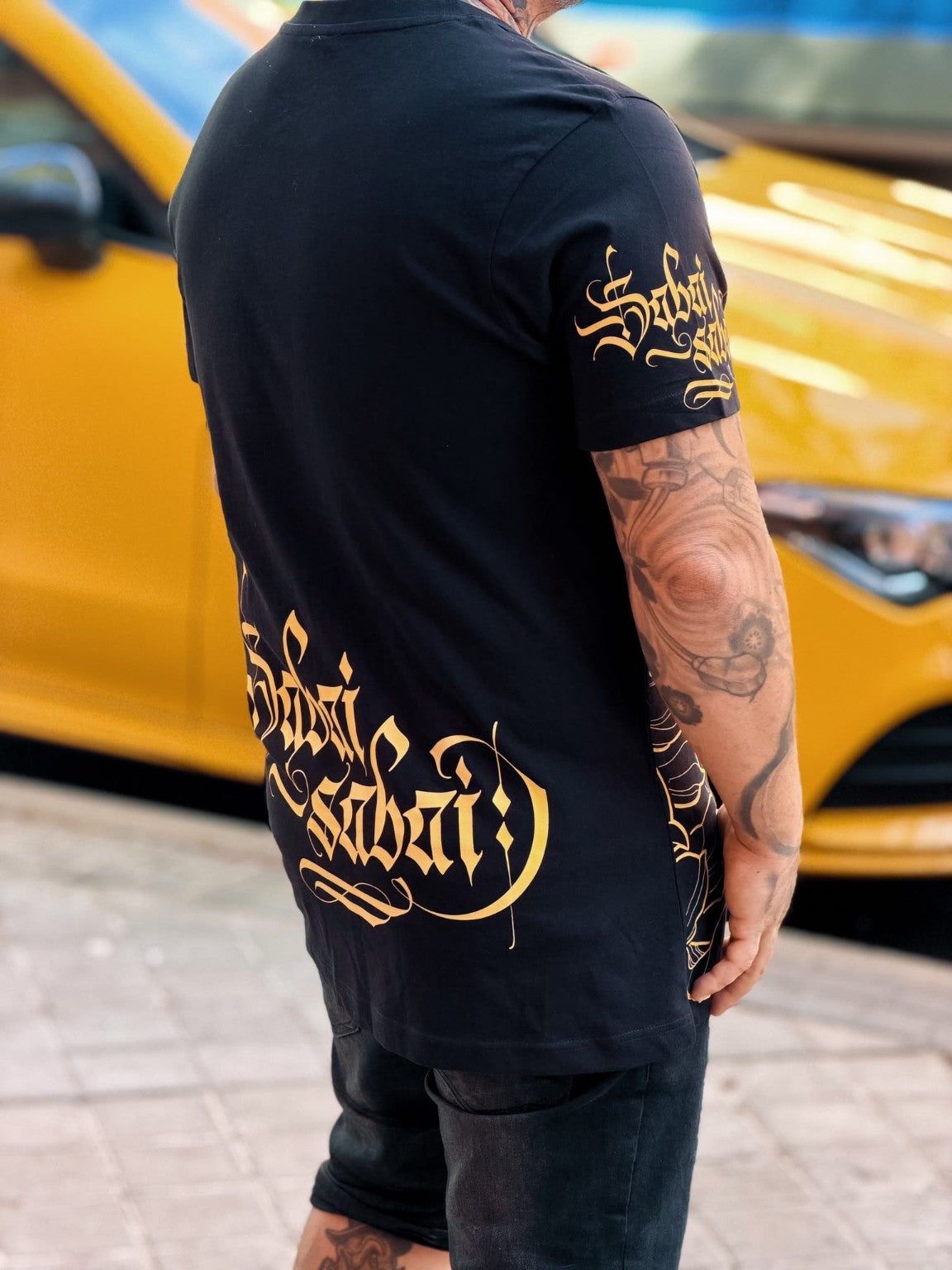 Camiseta Sabai Sabai Redglove x Ali Kubo - vista trasera