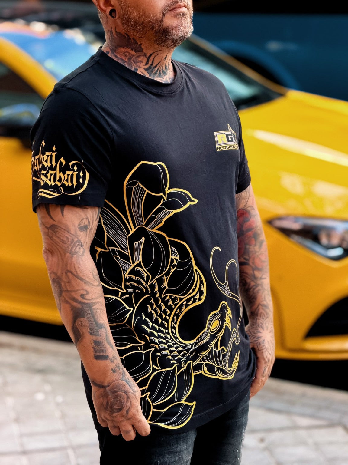 Camiseta Sabai Sabai Redglove x Ali Kubo - vista frontal lateral