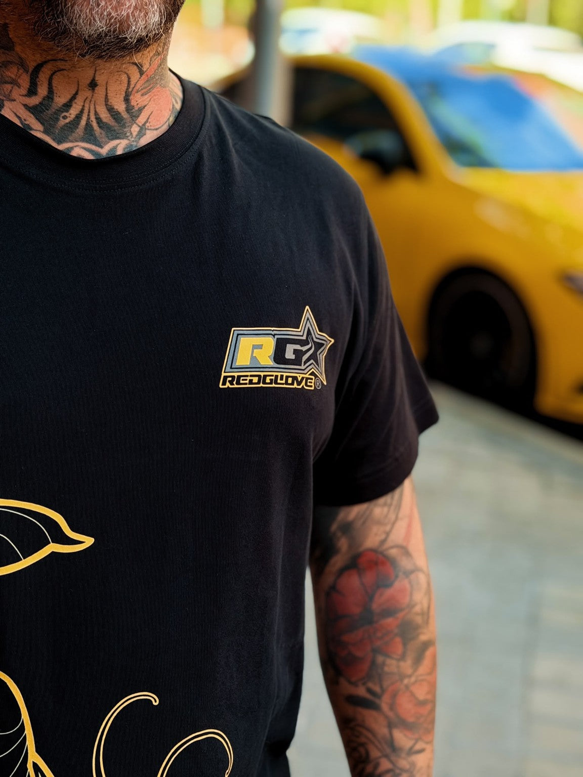 Detalle del logo Redglove en el pecho de la camiseta Sabai Sabai